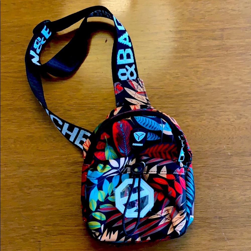 NWOT small jungle leaf shoulder bag